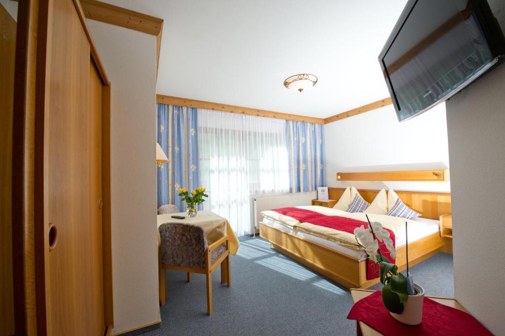 Hotel Landhaus Neumayr グロースアルル 部屋 写真