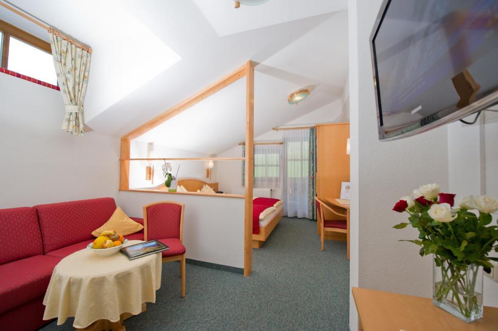 Hotel Landhaus Neumayr グロースアルル エクステリア 写真
